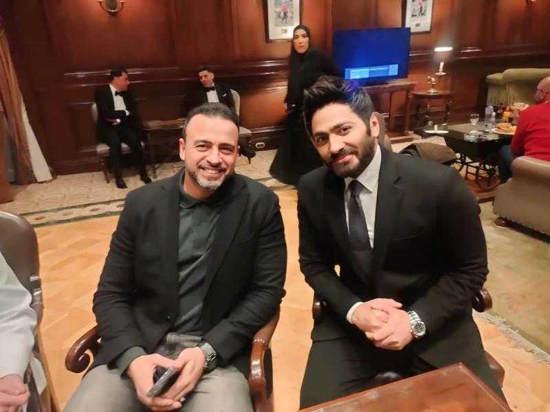 داعية إسلامي يثير الجدل لظهوره مع تامر حسني بزفاف أحمد عصام