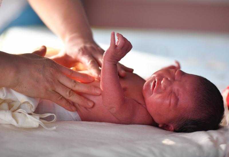 بسبب 1600 جنيه.. وفاة طفل حديث الولادة على باب مستشفى بالقليوبية