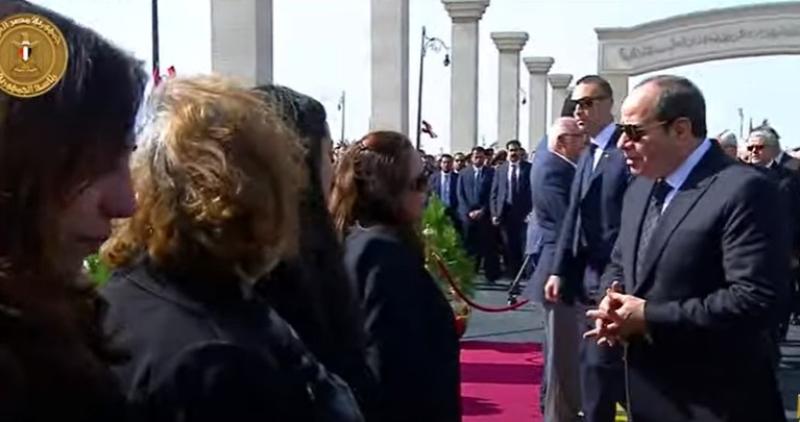 السيسي يقدم واجب العزاء لأسرة الراحل شريف إسماعيل ويواسيهم.. «فيديو»
