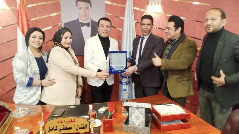 اتحاد الشباب العربي يكرم الفنان مصطفى كامل نقيب المهن الموسيقية