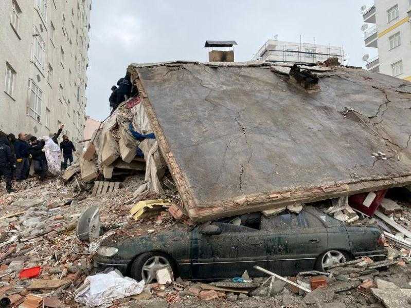 انهيار أكثر من 1700 مبنى نتيجة للزالزال في تركيا
