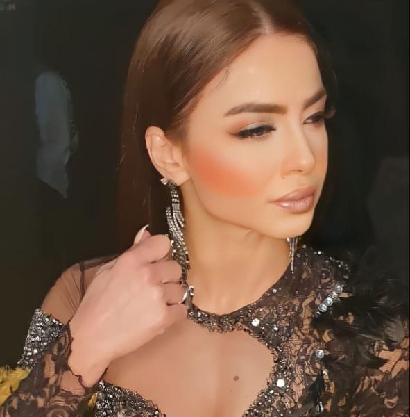 دوللي شاهين 