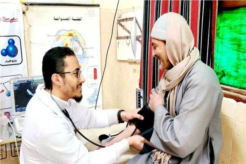 بأول أيامها في الواحات البحرية.. «قافلة الأزهر» تجري 1230 كشفًا و137 عملية جراحية