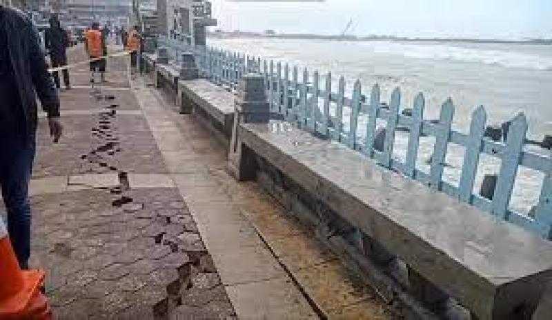 هل هناك علاقة بين الهبوط الأرضي بكورنيش الإسكندرية وزلزال تركيا؟.. جاد القاضي يرد