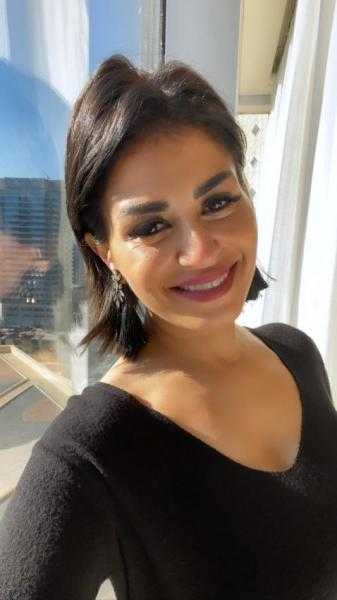 منة فضالي بإطلالة بيضاء على طريقة السيلفي