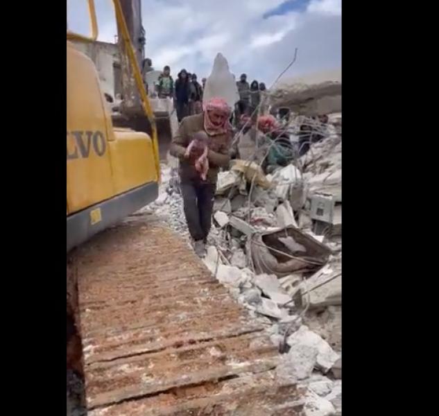 شاهد.. لحظة ولادة رضيع سوري وإنقاذه من تحت أنقاض الزلزال