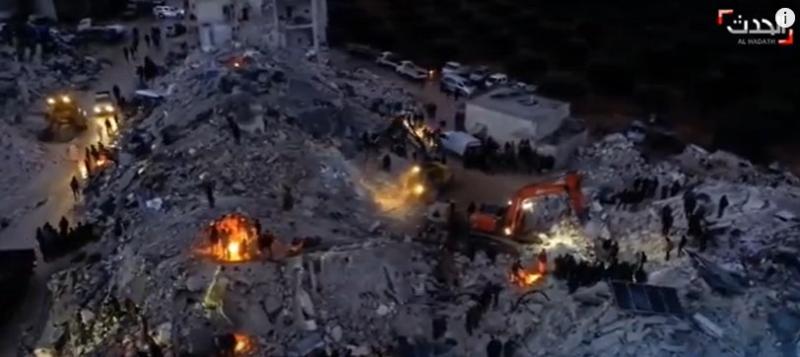فرق الإنقاذ تواصل البحث عن ناجين بمحافظة إدلب السورية.. «فيديو»