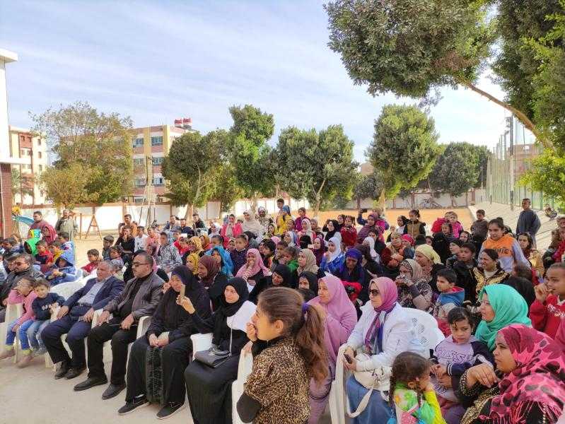 محافظ أسيوط يشيد بالعرض المسرحي ”101 عزل” لمسرح المواجهة والتجوال