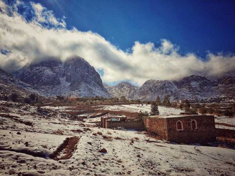 ثلوج على قمة جبل موسى وسانت كاترين.. تفاصيل طقس الأربعاء