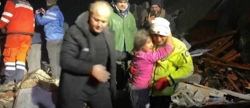 شاهد.. طفلة تركية ناجية من الزلزال تبكي بحرقة وتسأل: أين أمي؟