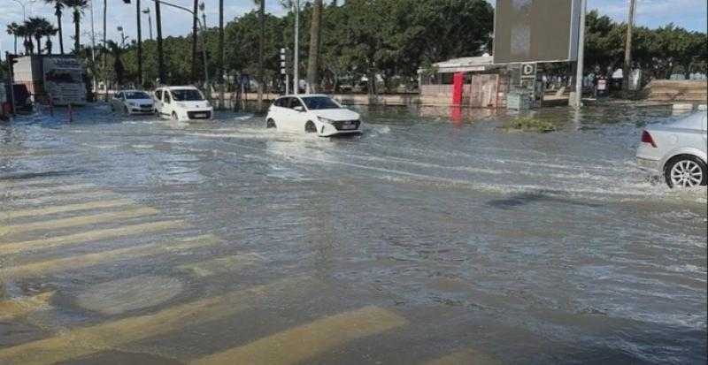 شاهد.. شوارع تركيا تغرق بعد ارتفاع منسوب مياه البحر