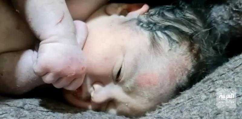 شاهد.. مشهد مؤثر للحظة انتشال رضيع من تحت الأنقاض في سوريا