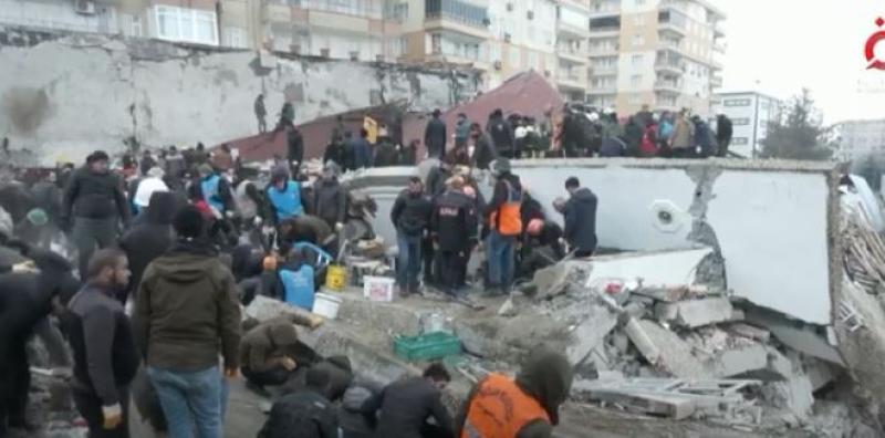 سباق مع الزمن لانتشال الناجين من تحت الأنقاض في تركيا «فيديو»