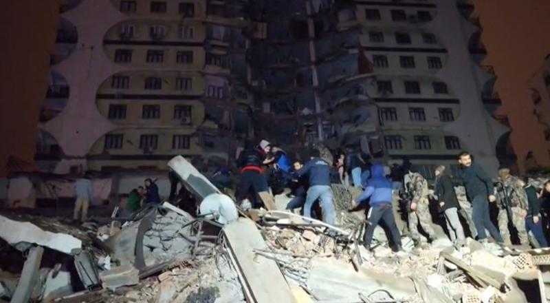 ارتفاع حصيلة قتلى الزلزال في سوريا وتركيا إلى 8900