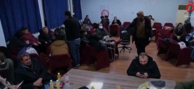 بعد انهيار منازلهم.. كبار السن في تركيا يبحثون عن الدفء «فيديو»