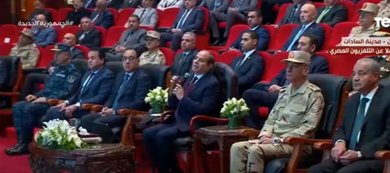 انتو بتدفعو الكهرباء والميا ولا لاء؟ السيسي يفاجئ مدير عام جهاز مشروعات الخدمة الوطنية.. «فيديو»