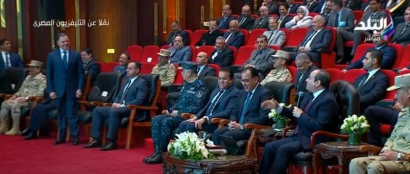 السيسي لوزير الداخلية: «بتطلعنا شكلنا وحش أوي كل يوم في النشرة».. فيديو