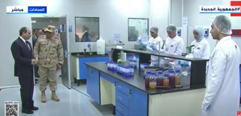 السيسي يتفقد المعمل المركزي للتأكد من سلامة الغذاء بمجمع ”سايلو فوودز”