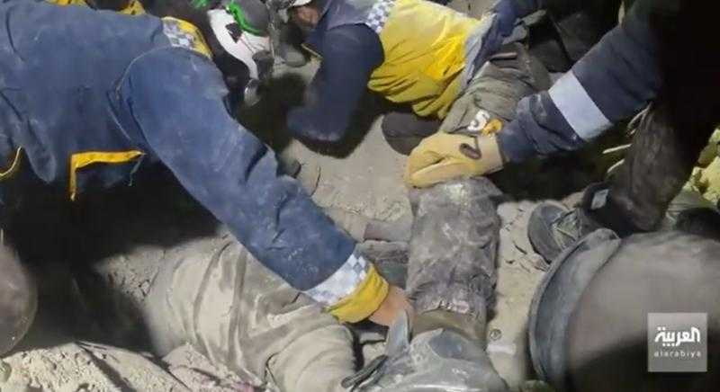 «الله أكبر».. مشهد مؤثر للحظة إنقاذ رجل تحت الأنقاض في سوريا - فيديو