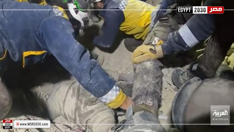 لحظة إنقاذ رجل تحت الأنقاض في سوريا