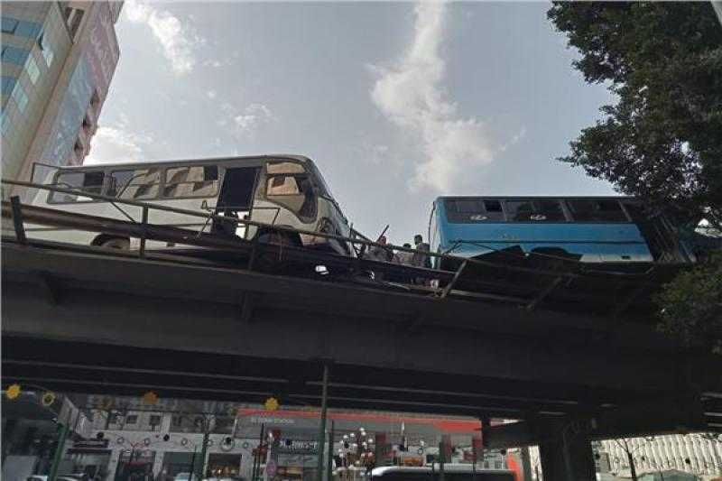 إصابة 6 أشخاص إثر اصطدام أتوبيسين أعلى كوبري الدقي