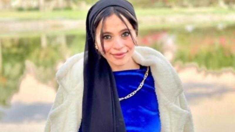 البلوجر نيرة كمال تثير الجدل: «قررت أقلع الحجاب لإني لابساه بالغلط»