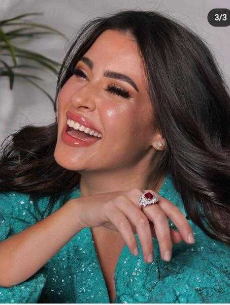 «بابتسامة ساحرة».. ميرنا نور الدين تخطف الأنظار بلوك جديد