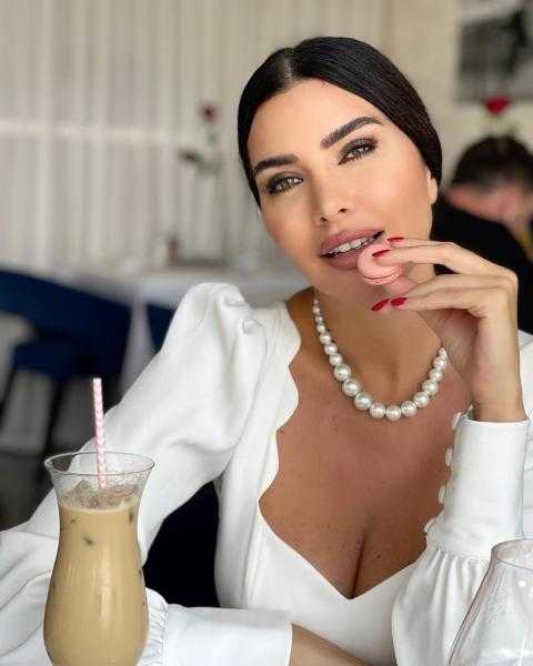 «داخل حمام السباحة».. لاميتا فرنجية تثير الجدل على السوشيال ميديا بإطلالة جريئة