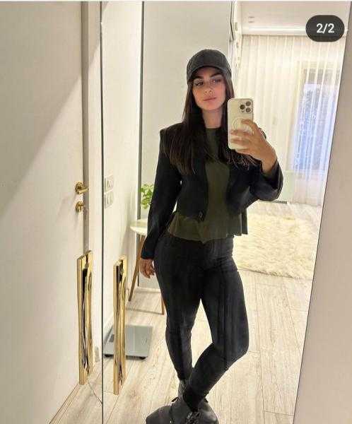 إطلالة ناعمة للفنانة رانيا منصور أمام المرآة