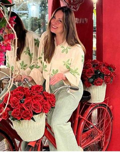 نيرمين الفقي بإطلالة مبهجة على دراجة في أحدث ظهور