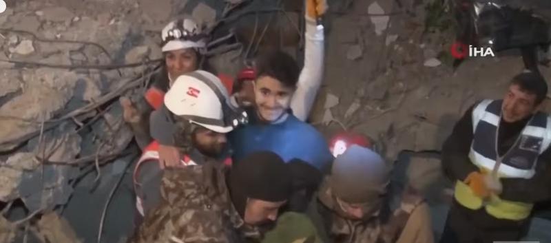 لحظة إنقاذ شاب من تحت الأنقاض في تركيا
