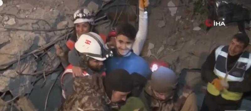 مشهد مؤثر للحظة إنقاذ شاب تركي من تحت الأنقاض بعد 4 أيام من الزلزال - فيديو