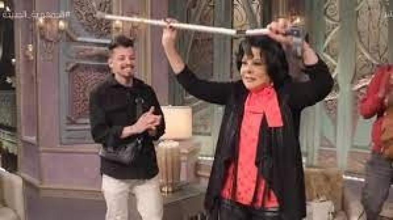 بعد تعرضها لوعكة صحية.. إسعاد يونس ممسكة بعكاز في أحدث ظهور لها