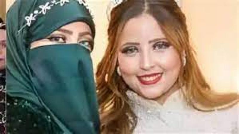 نورهان خليل مع أمها في يوم خطوبتها