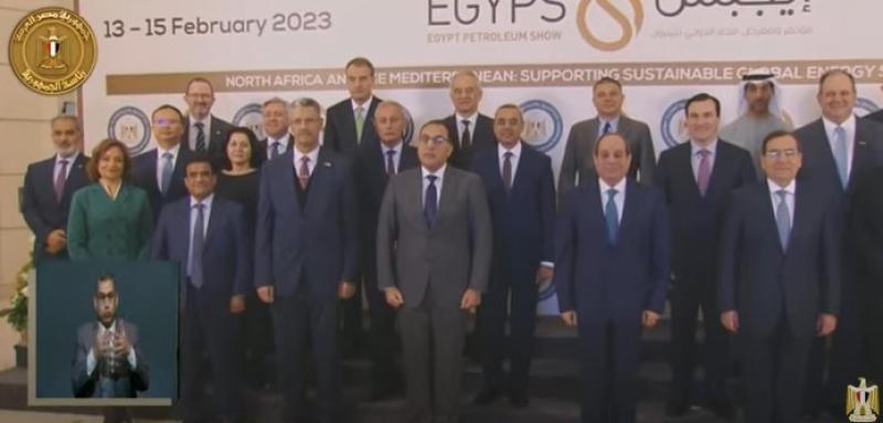 صورة تذكارية للسيسي مع المشاركين في معرض «إيجبس 2023».. فيديو