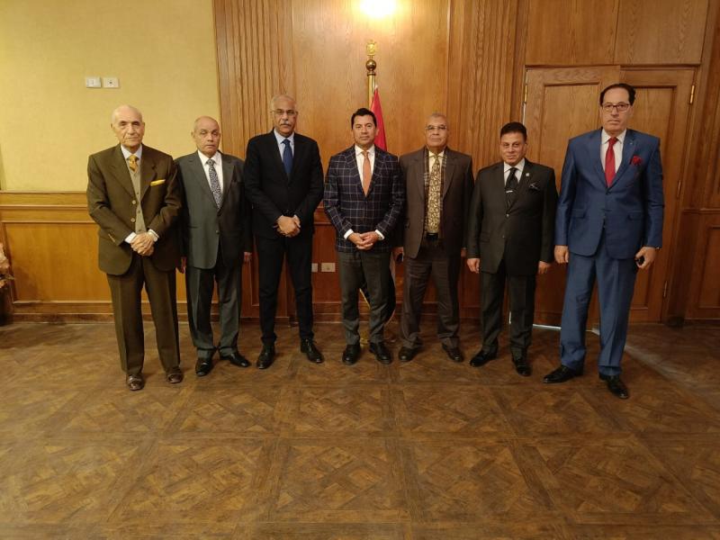 وزير الرياضة يجتمع مع لجنة الانضباط والقيم باتحاد الكرة