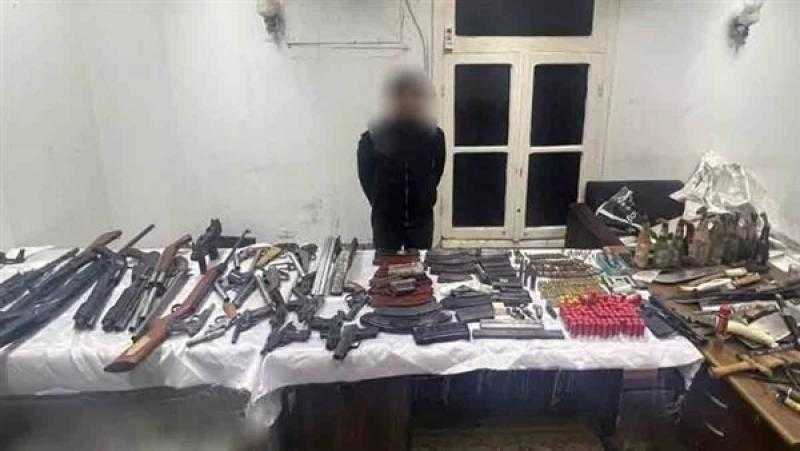 ترسانة أسلحة.. ضبط عدد هائل من السلاح والذخيرة في منزل تاجر بقنا