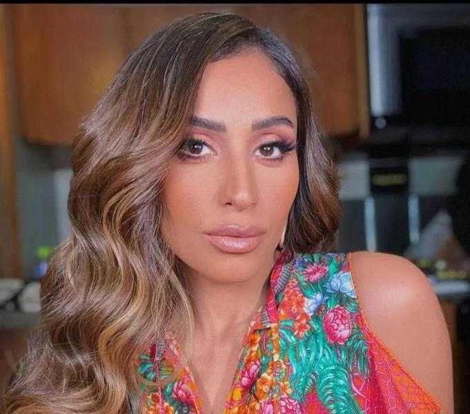 «بفستان يكشف عن جسدها».. دينا الشربيني تثير الجدل بإطلالة جريئة
