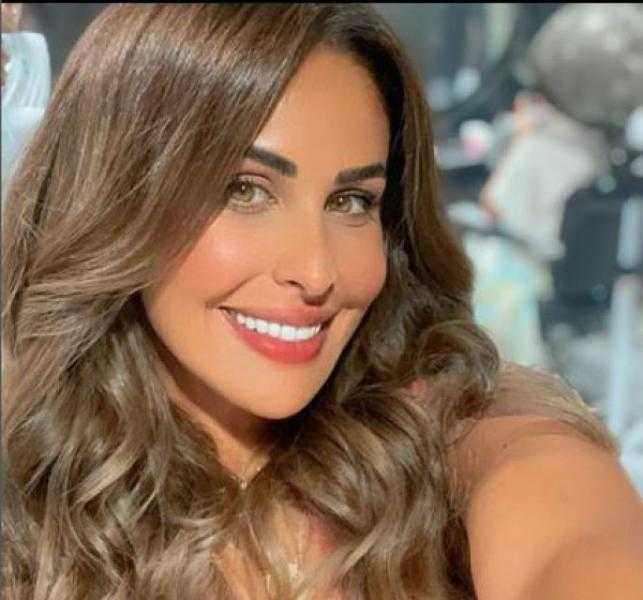 بالفرو.. إطلالة ناعمة بملابس شتوية للفنانة مي سليم