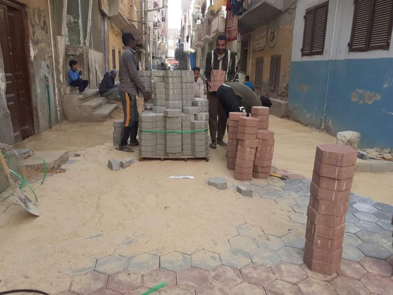تركيب بلاط في شوارع دشنا 