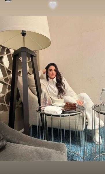 درة تخطف الأنظار بإطلالة بيضاء ناعمة