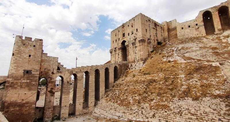 الزلزال يهزم محاولات هولاكو التاريخية.. سقوط أجزاء مؤثرة من قلعة حلب السورية «فيديو»