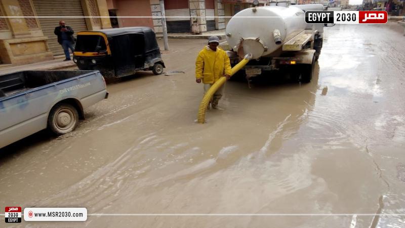جانب من ازالة وسحب مياه الأمطار بالشوارع