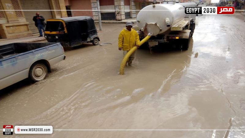 جانب من ازالة وسحب مياه الأمطار بالشوارع 