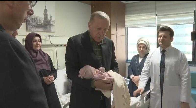 شاهد.. الرئيس التركي أردوغان يؤذن لمولودة ناجية من الزلزال