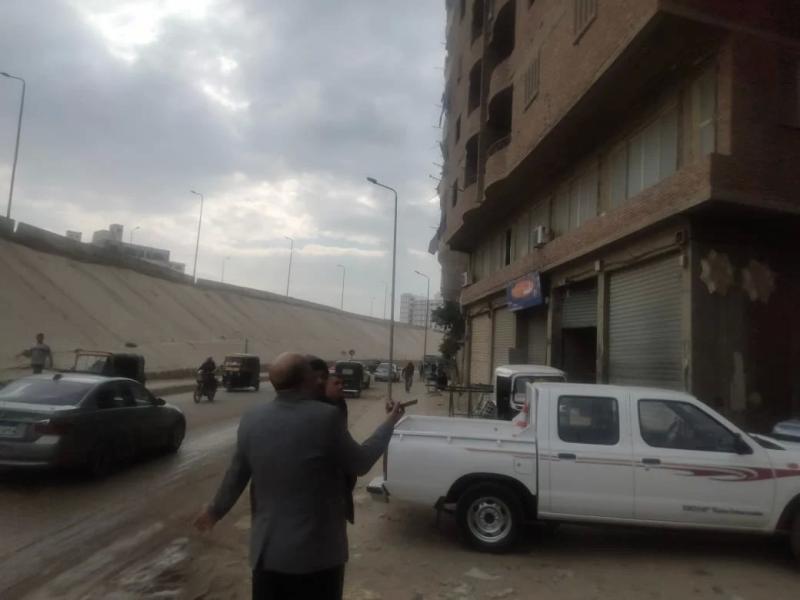 إخلاء عقار مائل مكون من 12 طابقًا بالسلام .. صور