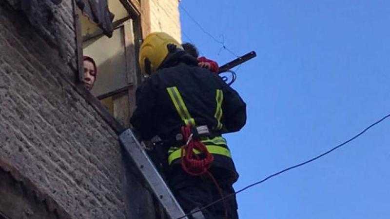 قوات الحماية المدنية تنقذ طفلة محتجزة في مسكنها