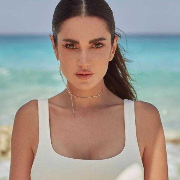 إطلالة شتوية أنيقة للفنانة درة في أحدث ظهور لها