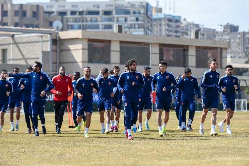 شاهد.. الخطيب يساند لاعبي الأهلي قبل السفر إلى السودان