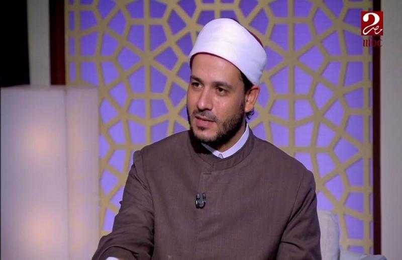 حكم أخذ المرأة أموال زوجها لشراء احتياجاتها بدون علمه.. أزهري يوضح